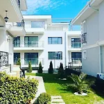 Sunny Garden Deluxe Apartment *